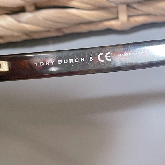 Authentic Tory Burch vintage tortoise shell sunglasses w/original case. - Picture 8 of 10
